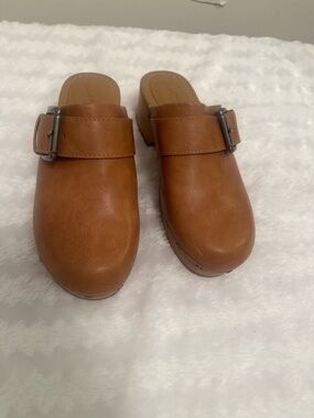 Universal Thread Tan Leather Buckle Clog Mules